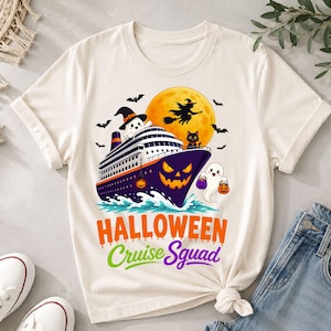 Könnte beinhalten: Ein cremefarbenes T-Shirt mit einer Grafik eines Kreuzfahrtschiffes mit Kürbisgesicht, einem Geist mit Hexenhut, einer schwarzen Katze, einer Hexe auf einem Besen und Fledermäusen vor einem gelben Mond. Der Text lautet HALLOWEEN Cruise Squad.