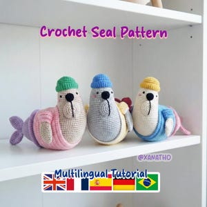 Może przedstawiać: Trzy szydełkowe zabawki w kształcie foki w pastelowych kolorach, każda w innym kolorze czapki i stroju. Tekst "Crochet Seal Pattern" znajduje się nad fokami. Obraz zawiera również tekst "Multilingual Tutorial".
