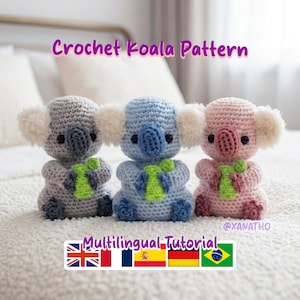 Peut inclure: Trois koalas crochetés en gris, bleu et rose, chacun avec des oreilles duveteuses blanches et un nœud vert. Le texte "Crochet Koala Pattern" est au-dessus des koalas et "Multilingual Tutorial" en dessous, avec des drapeaux.