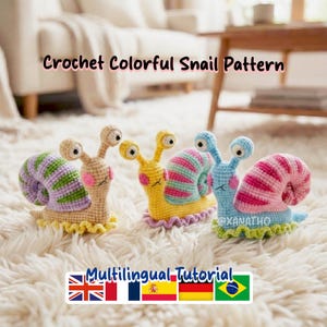 Peut inclure: Quatre escargots crochetés colorés avec des coquilles rayées et des yeux globuleux. Les escargots sont dans des tons de jaune, beige, bleu et rose, avec des accents verts et violets. Le texte "Crochet Colorful Snail Pattern" est en haut.