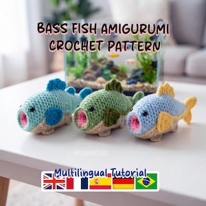 Peut inclure: Trois amigurumis de poissons basses crochetés en nuances de bleu et de vert, avec des bouches roses et des ventres beiges. Les poissons ont des nageoires détaillées et sont exposés sur une surface blanche. Le texte de l'image indique "BASS FISH AMIGURUMI CROCHET PATTERN".