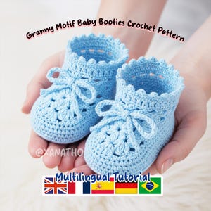 Może przedstawiać: Para jasnoniebieskich, szydełkowych bucików dla niemowląt z motywem granny. Buciki mają faliste krawędzie i są zawiązane kokardkami. Widoczny jest tekst "Granny Motif Baby Booties Crochet Pattern".
