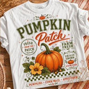 Peut inclure: Un t-shirt blanc avec une impression graphique portant le texte PUMPKIN Patch, FRESH FROM THE PATCH, FARM FRESH, LOCALLY GROWN, AUTUMN PICKED, PUMPKINS, CORN MAZE et APPLE CIDER, accompagné d'illustrations de citrouilles, de feuilles et d'une fleur.