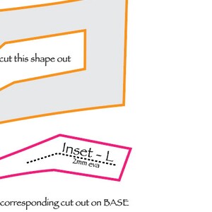 Puede incluir: Diagrama que muestra c&oacute;mo cortar una forma de una pieza de material m&aacute;s grande. El diagrama muestra una forma rosa etiquetada como "Inset - L" con una l&iacute;nea punteada que indica una tolerancia de 2 mm. El texto "cut this shape out" es visible en la esquina superior izquierda del diagrama.
