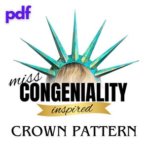 Puede incluir: Un patrón de corona turquesa y dorada inspirado en la película "Miss Congeniality". La corona presenta largas púas puntiagudas y una banda dorada. El texto "miss CONGENIALITY inspired CROWN PATTERN" se muestra debajo.