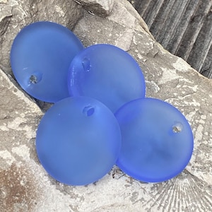 Vidrio marino, vidrio marino, playa, cuentas de vidrio - Colgantes de vidrio marino perforados con parte superior de moneda cóncava de 25 mm y orificio de 3 mm, color azul zafiro claro - 2 piezas