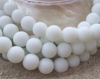 1 tira de cuentas redondas de vidrio marino cultivado, blancas opacas, de 10 mm, con perforación central y acabado mate - 21 piezas por tira.