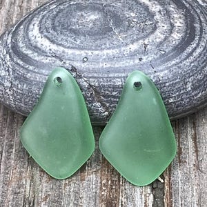 Puede incluir: Un letrero de madera rústico con el texto "Welcome to our home" en letras blancas. El letrero presenta un acabado envejecido y un diseño simple y acogedor, ideal para la decoración de la entrada.