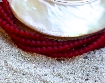 Perles en verre de mer rouge cerise mat, rondes, percées au centre de 4 mm avec un trou de 1 mm - Environ 50 perles par rang