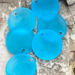Cuentas de vidrio marino, vidrio de playa, vidrio de mar, colgantes curvos de botella de moneda cóncava perforada en la parte superior de color turquesa azul del Pacífico, 25 mm con orificio de 3 mm, 2 piezas