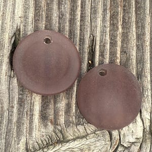 Cuentas de vidrio marino - Colgante de cuentas de vidrio marino cultivado con perforación en la parte superior de moneda cóncava de 25 mm con amatista esmerilada morada - 2 piezas