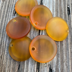 Cuentas de vidrio marino - Botella de ámbar oscuro mate esmerilado de 25 mm, cuentas colgantes de vidrio marino cultivado perforadas con parte superior cóncava curva con orificio de 3 mm - 2 piezas