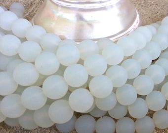 1 tira de cuentas redondas de 10 mm de piedra lunar opalino cultivado en vidrio marino con acabado mate - 21 piezas por tira.