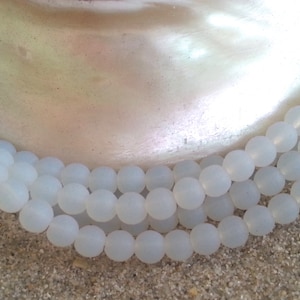 Cuentas de vidrio marino cultivado (Seaglass) de playa - Ópalo de piedra lunar esmerilado, cuentas redondas perforadas de 4 mm - 1 tira de aprox. 46 cuentas