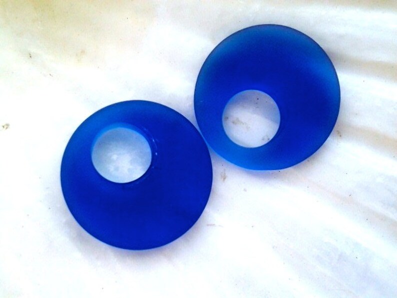 Seeglas Strand Glasperlen königsblaue runde kultivierte Seaglass Donut Anhänger mit außermittigen Löchern 20mm 2 Stück Bild 2