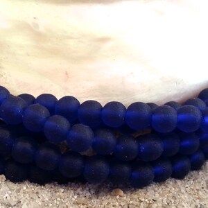 Perles en verre de mer bleu roi foncé, rondes, percées au centre, mates, trou de 1 mm - Environ 50 perles par rang