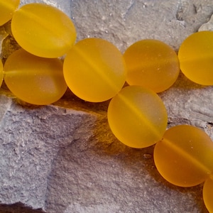Cuentas de vidrio marino cultivado para playa - Perlas redondas perforadas con forma de moneda de vidrio marino, color amarillo azafrán esmerilado, 15 mm - 1 tira de 6 cuentas