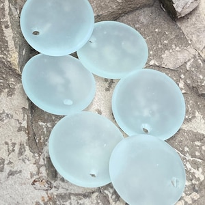 Cuentas de vidrio marino - Colgante de cuentas de vidrio marino cultivado con forma de moneda cóncava curvada en forma de botella en miniatura de espuma de mar esmerilada - Perforación superior - 18 mm - 2 piezas