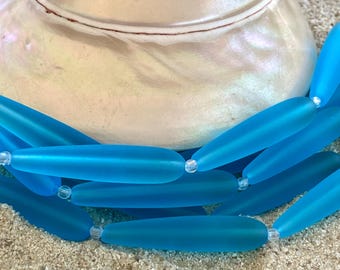 Pazifische blaue lange mittig gebohrte tropfenförmige Seeglasperlen - 38 x 8 mm - 1 Strang mit 5 Perlen