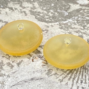 Cuentas de vidrio marino de playa, colgante de vidrio marino cultivado con forma de moneda cóncava curvada en forma de botella en oro del desierto esmerilado, perforado en la parte superior, 18 mm, 2 piezas