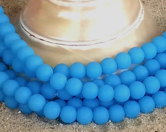 1 rang de 8 mm rondes, percées au centre, perles de verre de culture bleu turquoise opale bleu opaque avec finition mate - 24 pièces Par St.