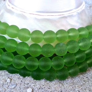 Cuentas de vidrio marino - Verde botella esmerilado - 8 mm - Perforación central redonda - 1 tira de aprox. 24 cuentas