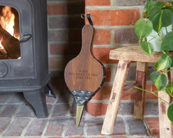 Soufflet de cheminée ancien en bois à relief cuivré 