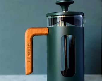 Personalisierte Kaffeebereiter für drei Tassen in Grün und Holz