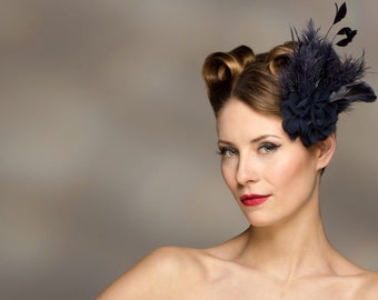 Navy blue headpiece. fascinator vintage style. burlesque accessories. feathers prom bridal bridesmaid accessoires hairpiece jewels peacock