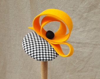 Headpiece Fascinator pillbox Houndstooth  rockabella Vintage fifties elegant Millinery felt yellow bow black white tweed minimalistic