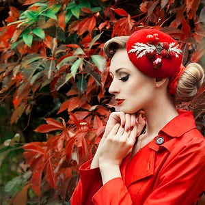 Fascinator roter Samt Kirschen Himbeeren rot Haarschmuck Kopfschmuck Headpiece Pill box HUT 50er Vintage Retro Pin Up Beeren Extravagant