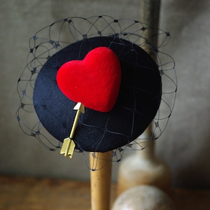 Headpiece Fascinator buslesque Ascot Valentine Vintage Veil Velvet heart 30-ties 50-ties black red elegant extravagant Bridesmaid retro red image 1