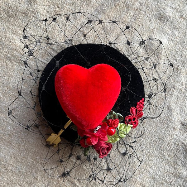 Haarschmuck für Liebende: Herz & Amors Pfeil schwarz rot gold // Headpiece Fascinator Schleier samt Hochzeit Kopfschmuck Valentin Verlobung