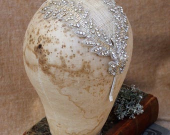 Bandeau pour la mariée. Accessoires pour cheveux élégants pour le mariage vintage. Crème blanche classique, ivoire. Style années 20. Cristaux scintillants