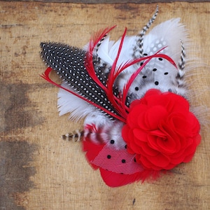 Comes love Fascinator Rockabella rot weiss schwarz Federn Braut Hochzeit Vintage Brautschmuck Haarschmuck Haargesteck Perlhuhn Punkte Bild 1