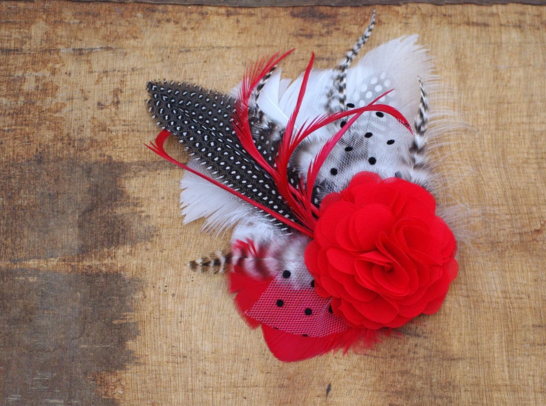 Comes love Fascinator Rockabella rot weiss schwarz Federn Braut Hochzeit Vintage Brautschmuck Haarschmuck Haargesteck Perlhuhn Punkte Bild 1