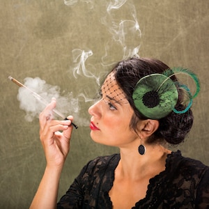Fascinator hoed jaren 30 stijl groene sluier vogelkooi veer zijde vintage zwart roaring twenties hoofddeksel haaraccessoire hoofdtooi