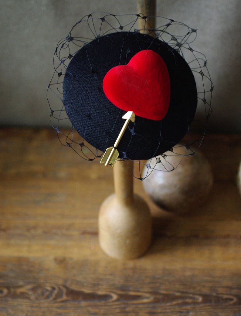 Headpiece Fascinator buslesque Ascot Valentine Vintage Veil Velvet heart 30-ties 50-ties black red elegant extravagant Bridesmaid retro red image 5