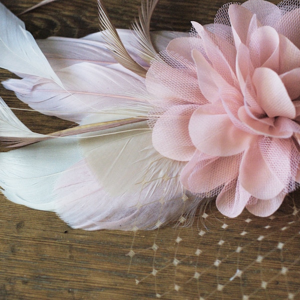 Fascinator rosa Braut Haarschmuck Vintage Hochzeit Blume Federn Schleier Kopfschmuck Headpiece Haarschmuck pastell Taufe pink zwanziger rose