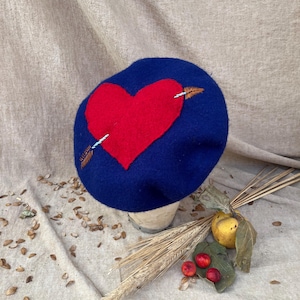 French Beret with HEART & arrow // Valentines Day Outfit // Gift idea Lovers // red heart accessories Amour Amor Cupido arrow // red hat