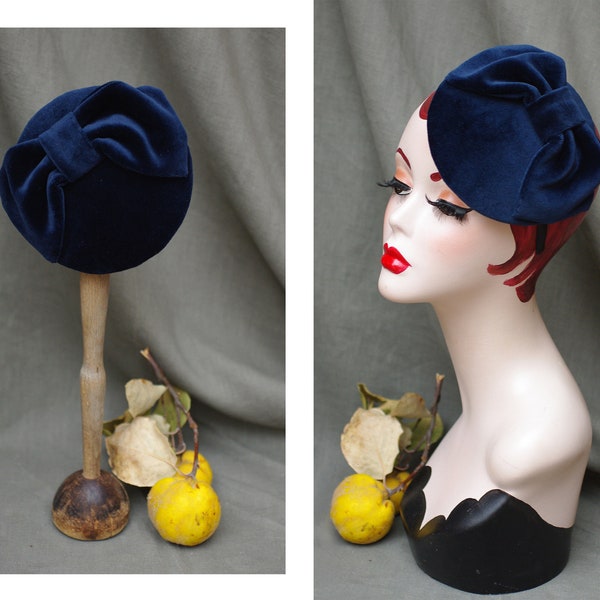 Chapeau simple élégant en velours bleu avec nœud // fascinateur bleu foncé casque bleu foncé // accessoires capillaires coiffure baptême de courses de chevaux