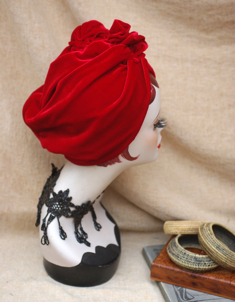 Roter Samt Turban zu Weihnachten & Silvester // elegantes Accessoires in Retro Look der 20er Jahre // Vintage Outfit Kopfbedeckung rot Bild 4