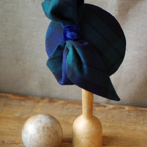 Tartan fascinator. Pillbox with Bow. Orig. scottish Wool. Vintage Velvet. green navy blue. Plaid checked Headpiece xmas gift accessoires image 4