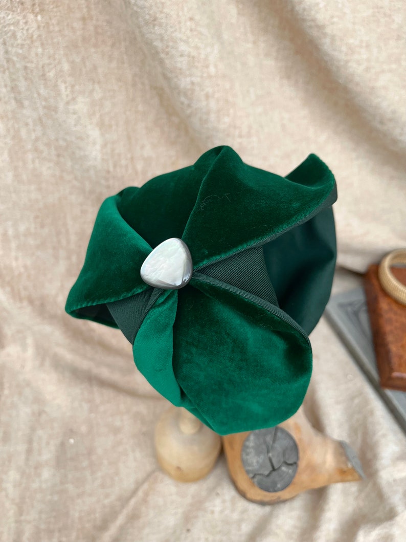 Billard green Velvet Half Hat with mother of pearl // emerald Headpiece Vintage 30s 20s Art Deco // Diva Look // Headband Fascinator spring image 6