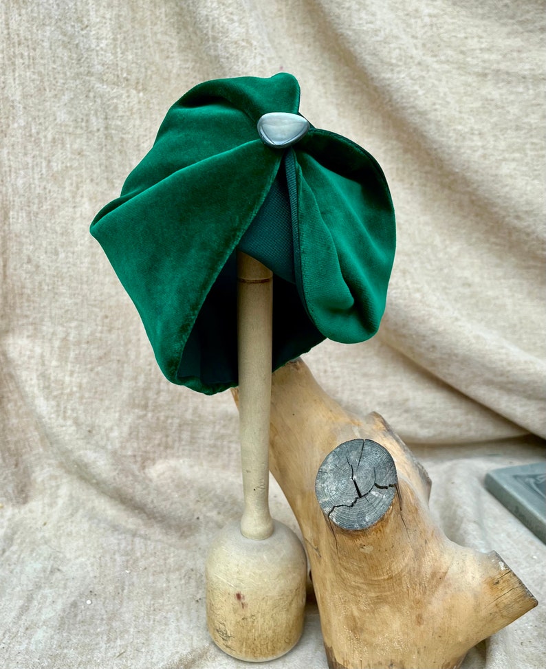 Billard green Velvet Half Hat with mother of pearl // emerald Headpiece Vintage 30s 20s Art Deco // Diva Look // Headband Fascinator spring image 4