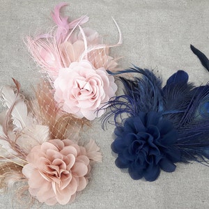 Fascinator accesorios para el cabello azul oscuro azul plumas novia desnuda beige novia madre tocado boda novia joyería nupcial dama de honor verde oscuro imagen 1