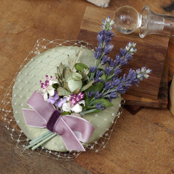 Chapeau de Provence casque boutonnière lavande fascinateur pastel sauge violet lilas vert clair voile menthe accessoires de cheveux de mariée