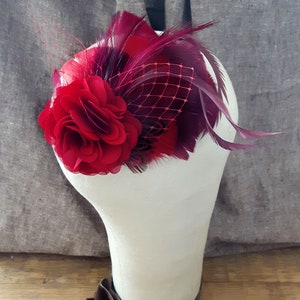 Comes love Fascinator Rockabella rot weiss schwarz Federn Braut Hochzeit Vintage Brautschmuck Haarschmuck Haargesteck Perlhuhn Punkte Bild 6