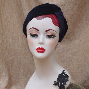 elegant navy blue Velvet Half Hat // Headpiece Vintage 30s 20s Art Deco // Diva Bow Look // Headband Fascinator Accessories // gift race