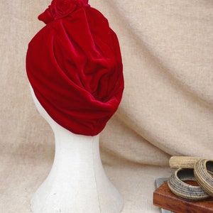 Roter Samt Turban zu Weihnachten & Silvester // elegantes Accessoires in Retro Look der 20er Jahre // Vintage Outfit Kopfbedeckung rot Bild 6